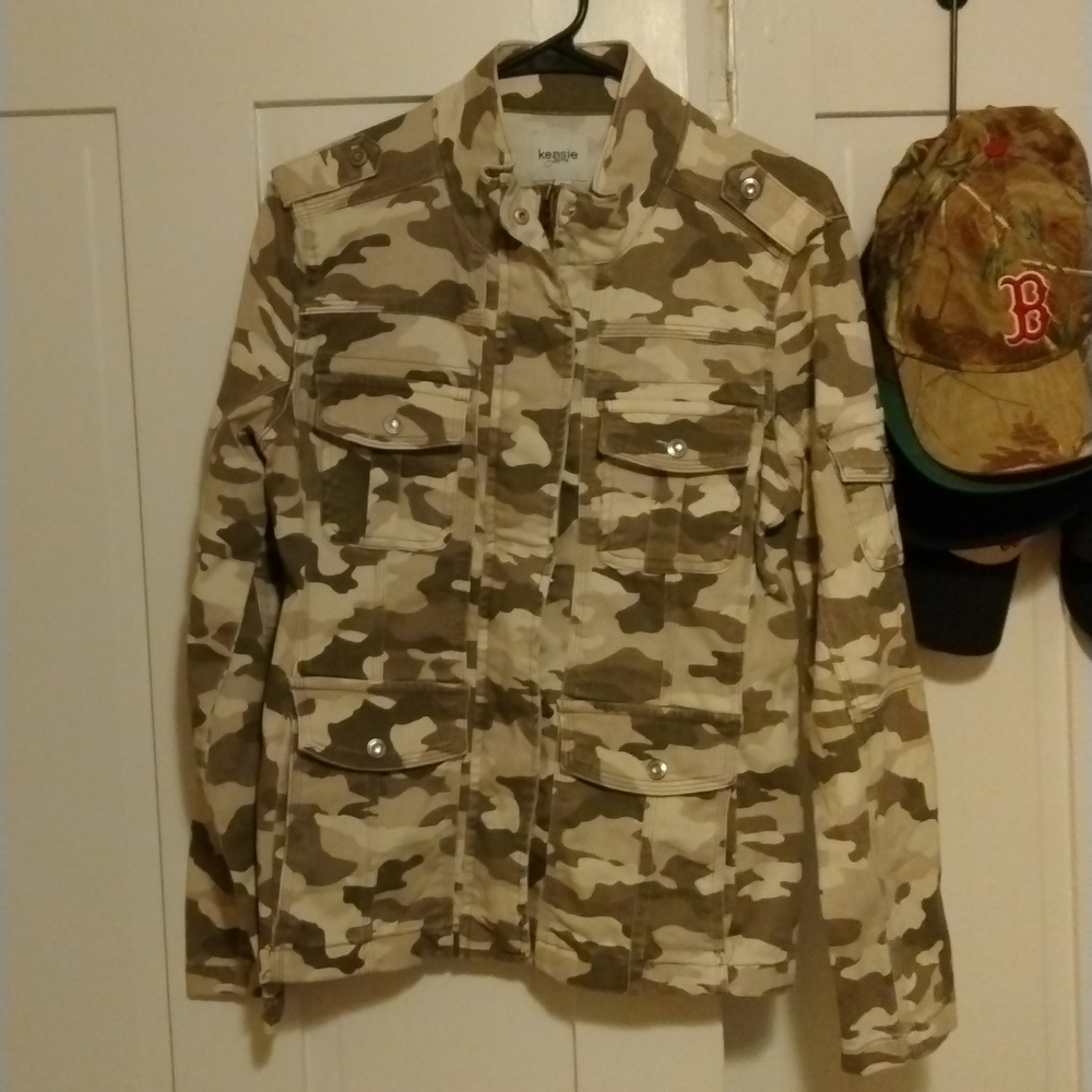 Kelsie Camo jacket, size medium